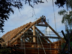 Naturstamm Blockhaus selber bauen - Der Dachstuhl